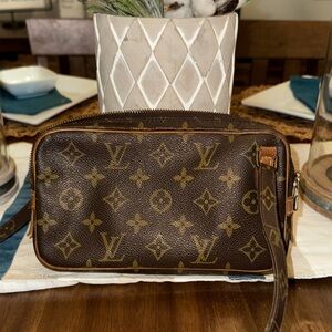 Authentic Louis Vuitton Pochette Marly Bandouliere in Brown Monogram